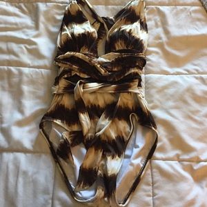 Slenderizing swimsuit size 6