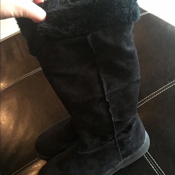 Black boots with fur