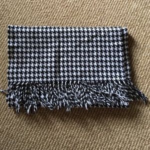 Black and white scarf