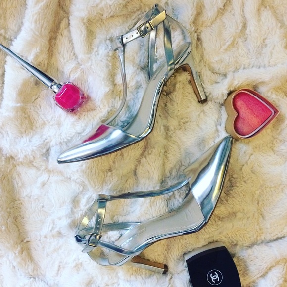 BCBGeneration silver heels 👠