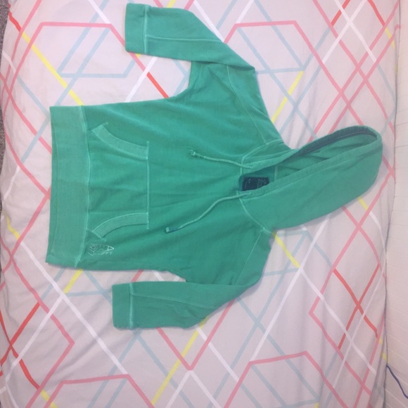 Green sweatshirt with 3/4 quarter length sleeves
