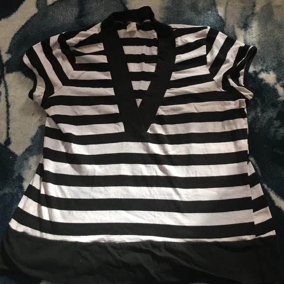 V-neck t-shirt