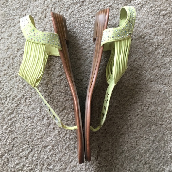 🐯Madden Girl chartreuse rhinestone sandals - Picture 2 of 4