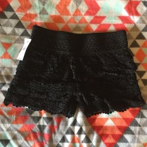 NWT Lace-tiered shorts
