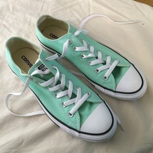 Light green / mint Converse