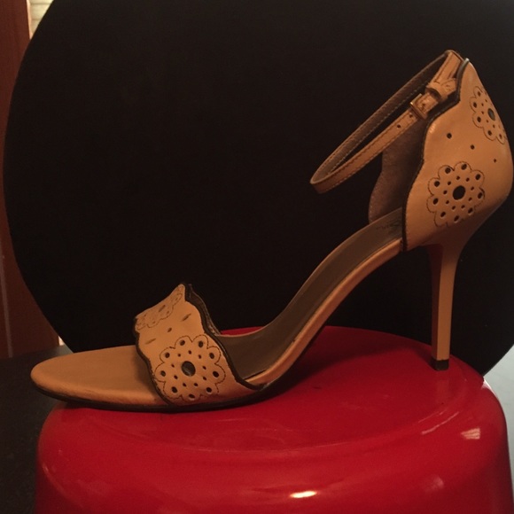 Carlos by Carlos Santana nude 3.5 inch heels⬇️
