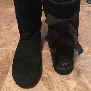 Size 7 black Bailey bow uggs.