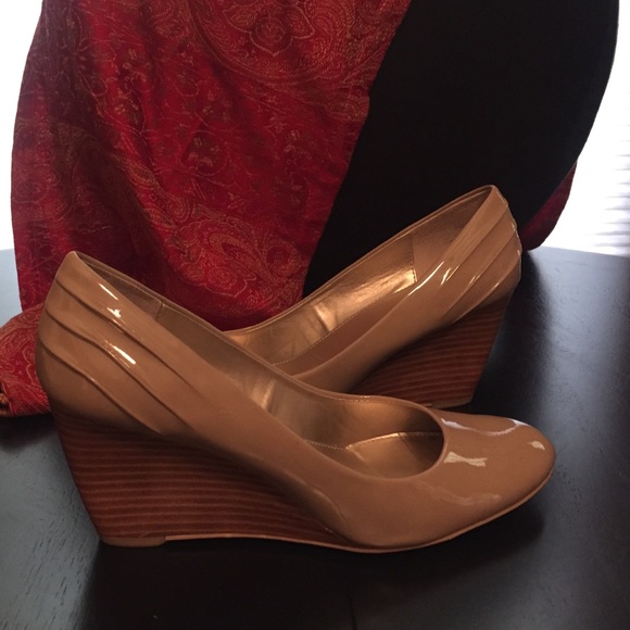 Bandolino nude patent wedge