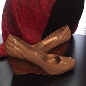 Bandolino nude patent wedge