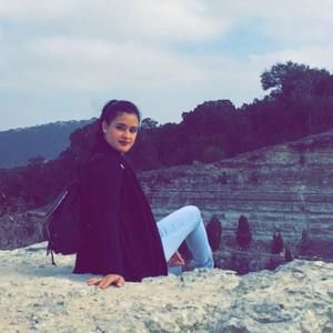 Meet your Posher, Claudia