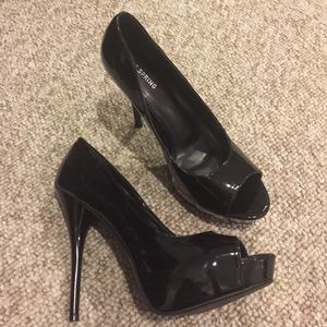 Black leather platform pumps