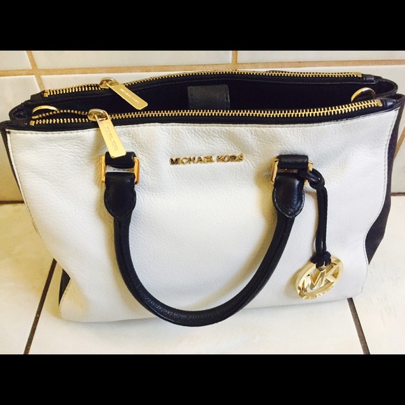 Michael Kors black & white satchel purse 👛