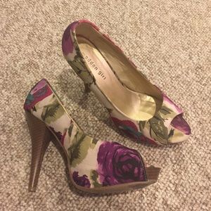 Floral print platform pumps