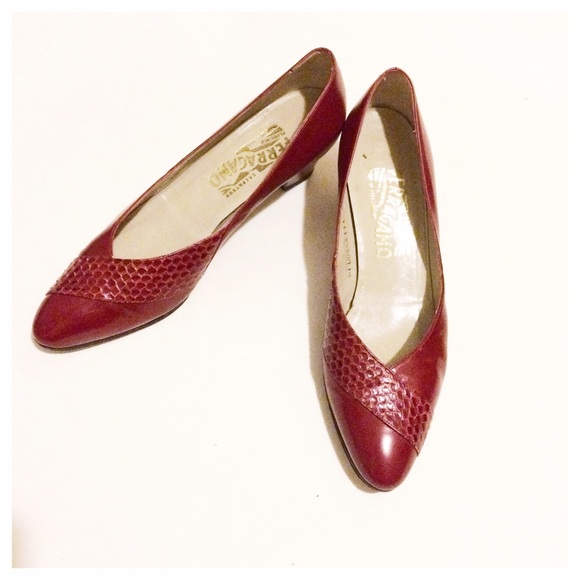 HP 🏆 vintage Ferragamo heels - Picture 2 of 6