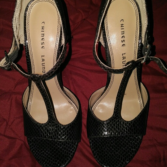 Peep toe Chinese Laundry black snake skin pattern - Picture 2 of 2