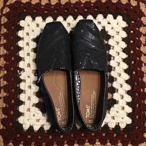 TOMS black glitter slips!