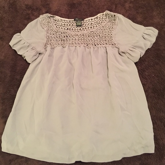 BCBG MaxAzria Gray Ruffle Sleeve Top size Medium