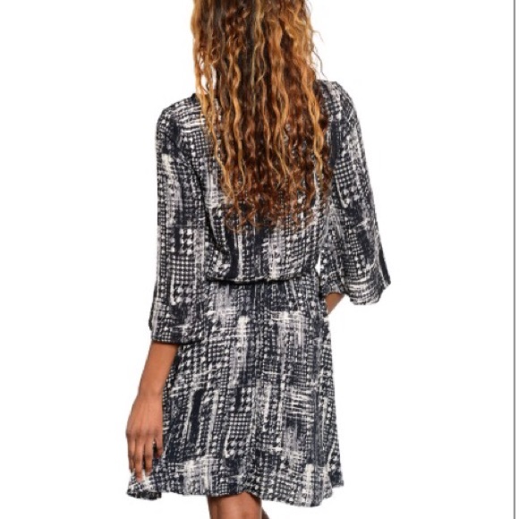 New boutique black white bell sleeve dress - Picture 2 of 2