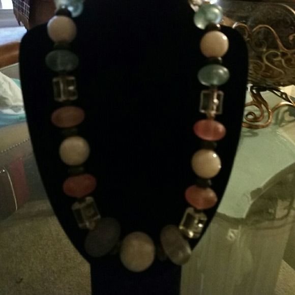 BEAUTIFUL BEADED NECKLACE - Picture 1 of 2