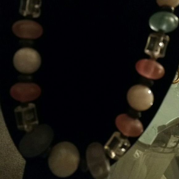 BEAUTIFUL BEADED NECKLACE - Picture 2 of 2