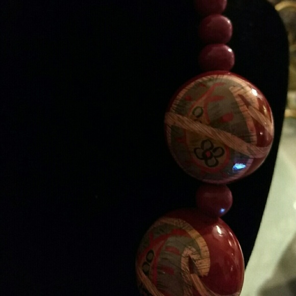 BEAUTIFUL CRANBERRY STATEMENT NECKLACE - Picture 3 of 3