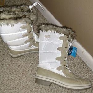 Snow boots