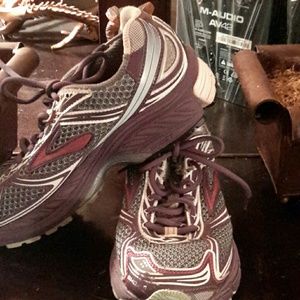 Brooks Limited Sneakers