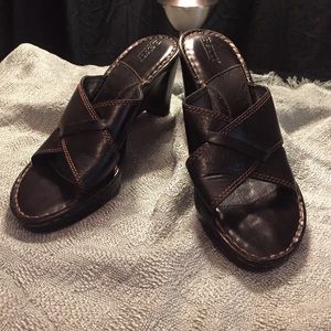 ⬇️⬇️. Born criss cross heeled sandals.