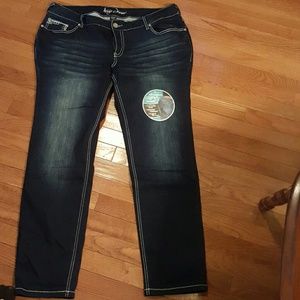 Ariya jeans cruvy brand