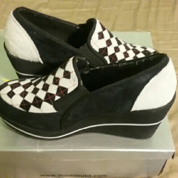 New/box never worn. Volatile platforms.