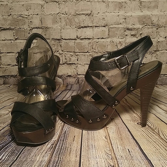 NWOB Shi by Journeys strappy platform pumps