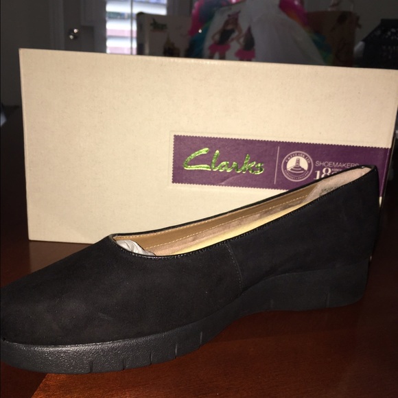 new in box! Daelyn Towne black suede clarks