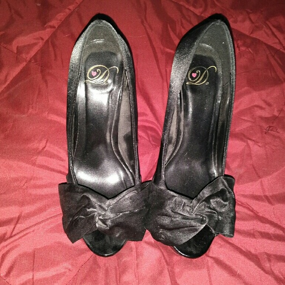 Peep toe satin heels with bow - Picture 2 of 3