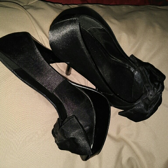Peep toe satin heels with bow - Picture 3 of 3