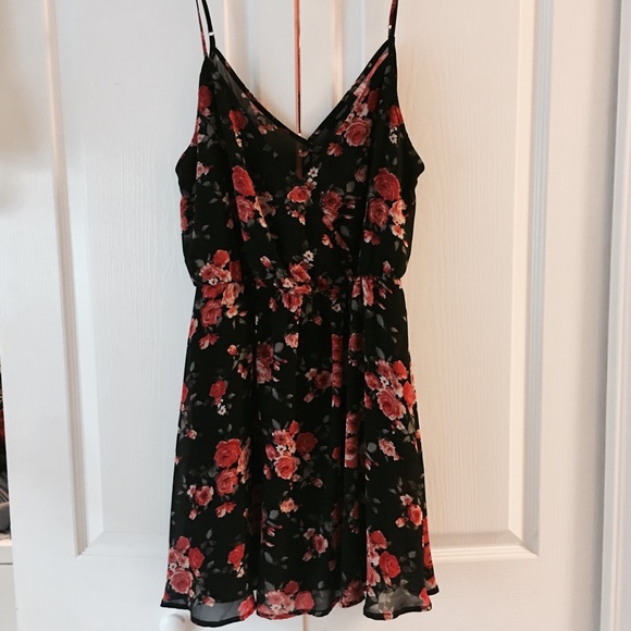 Forever 21 Dresses & Skirts - Flattering Floral Sundress