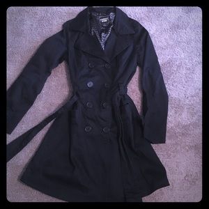 Black trench coat from Guess. Like new!
