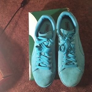 Pumas gradeschool shoes