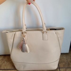 ⭐️MUST GO ⭐️F21 Natural Zip-side Faux Leather Tote