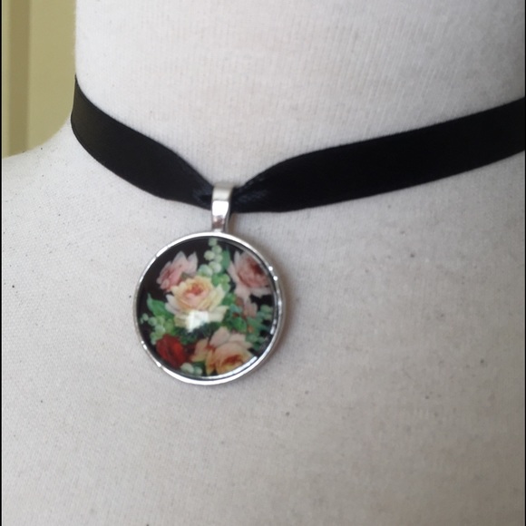 Beautiful floral pendant Choker - Picture 2 of 2