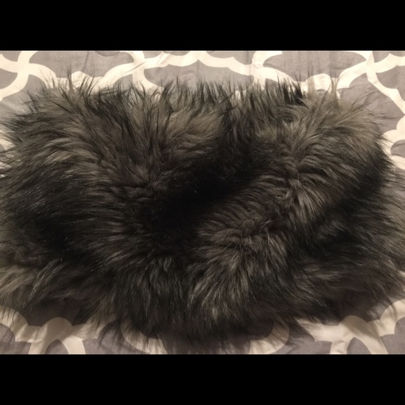 Michael Kors gray faux fur scarf - Picture 2 of 3
