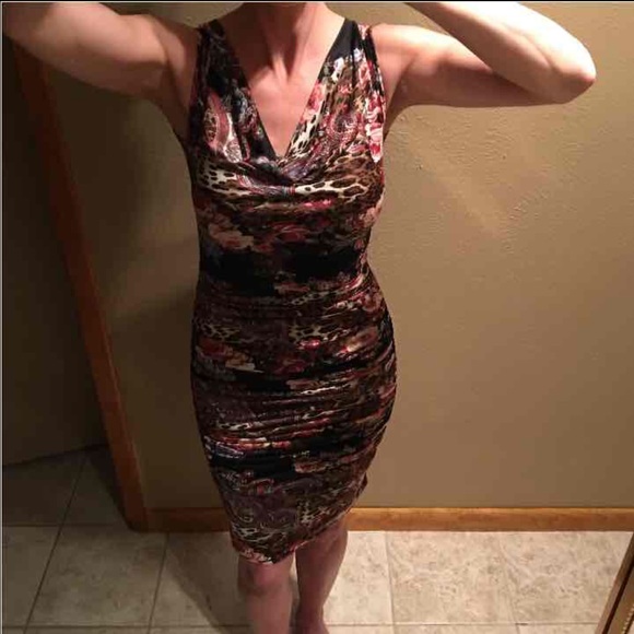 👀 at the BACK of this stunning dress! - Picture 3 of 8