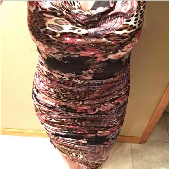 👀 at the BACK of this stunning dress! - Picture 7 of 8