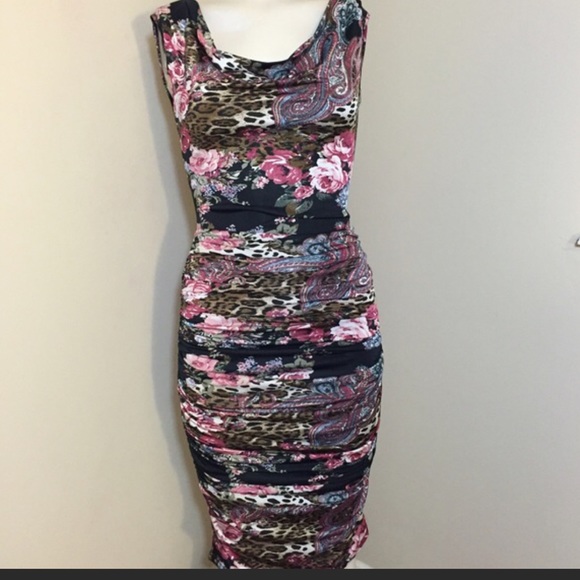 👀 at the BACK of this stunning dress! - Picture 5 of 8