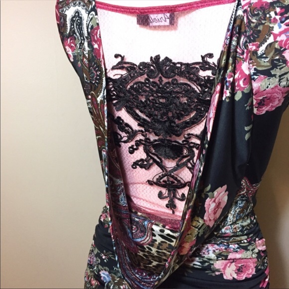 👀 at the BACK of this stunning dress! - Picture 4 of 8