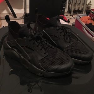 Nike Air Huaraches All black Men size 10.5‼️