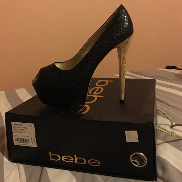 Bebe NEVER WORN BEFORE Snake skin print heels