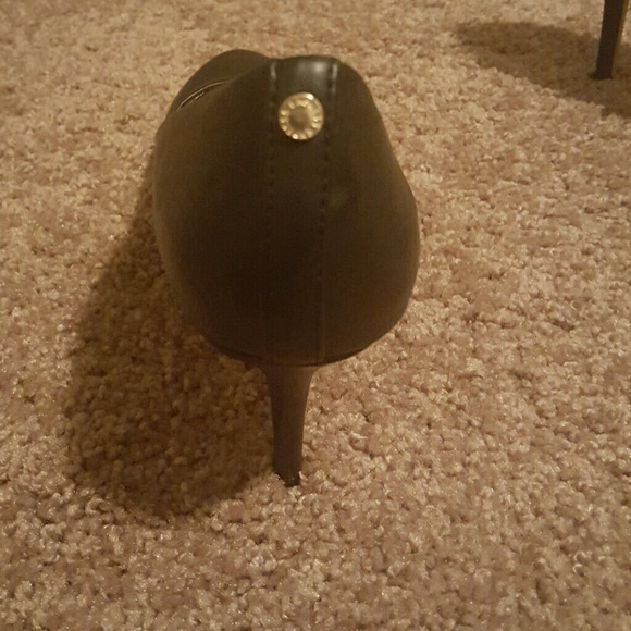 Very basic black heels - Picture 3 of 3