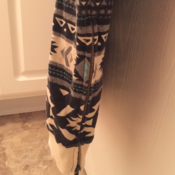 Quarter sleeved Aztec sweatshirt - Picture 4 of 4