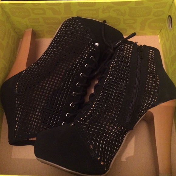 Heel booties