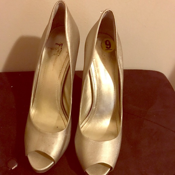 BCBG generation Gold Peep Toe pumps